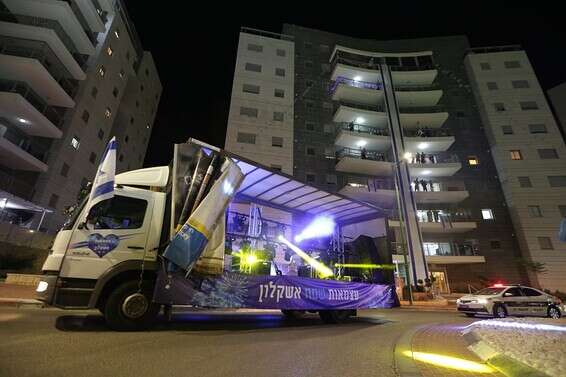 משאיות השמיעו מוזיקה חגיגית לתושבים באשקלון // צילום: אדי ישראל וסיון מטודי